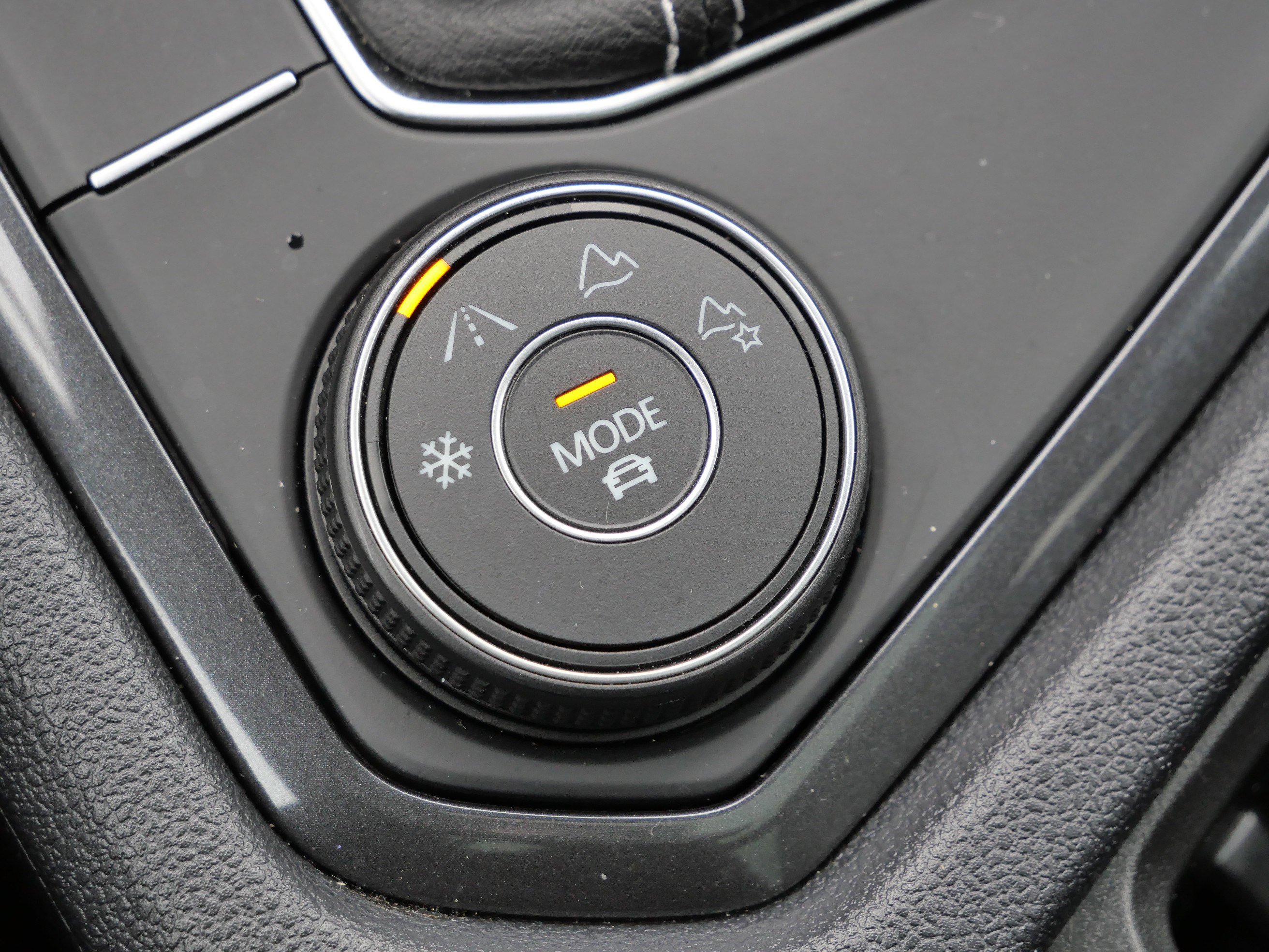 Certified 2022 Volkswagen Tiguan SEL R-Line image 28