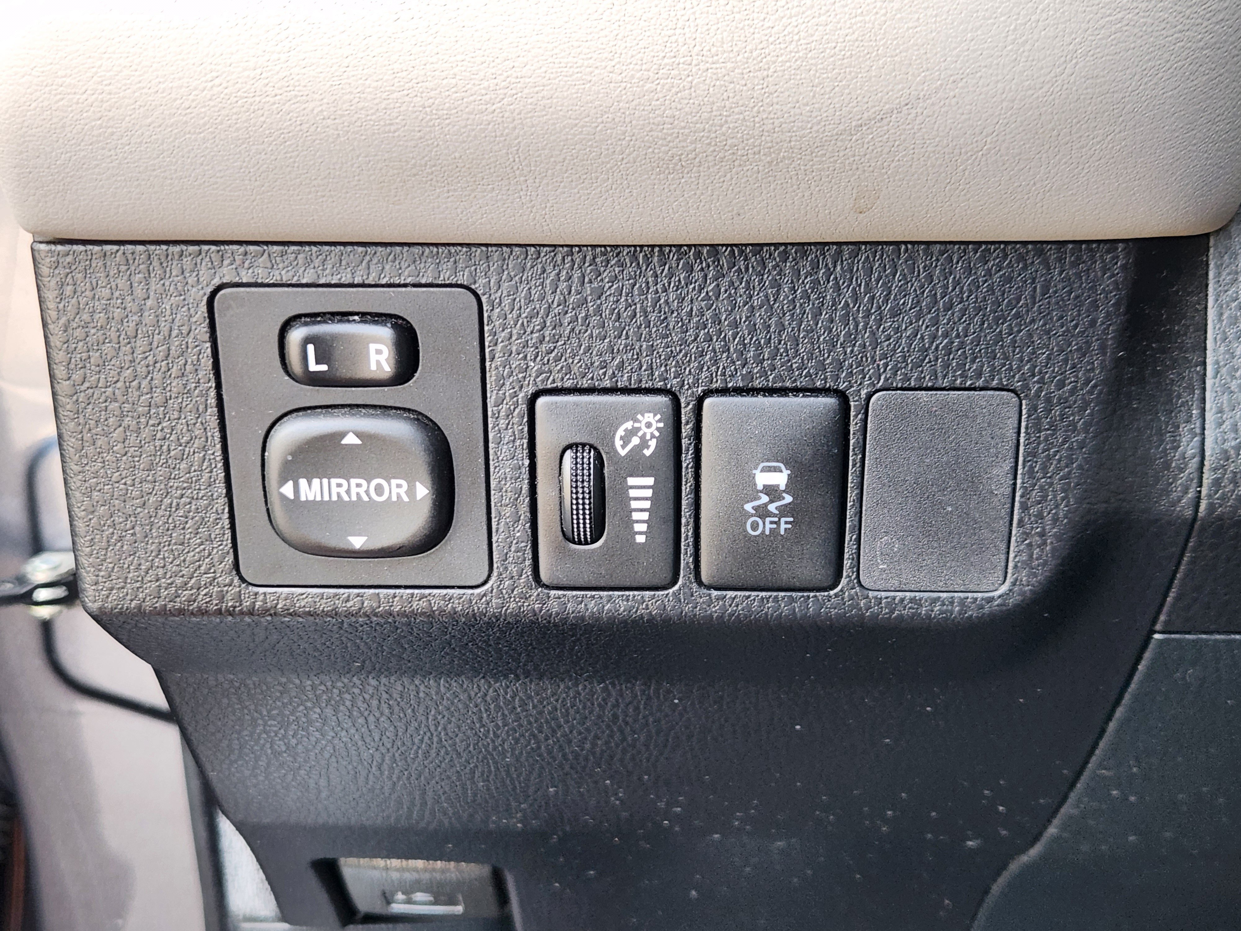 Used 2014 Toyota RAV4 XLE AWD/4WD image 25
