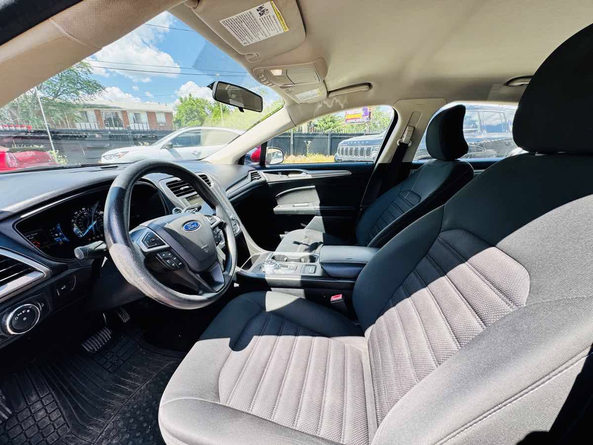 Used 2018 Ford Fusion SE w/ Fusion SE Technology Package FWD image 12
