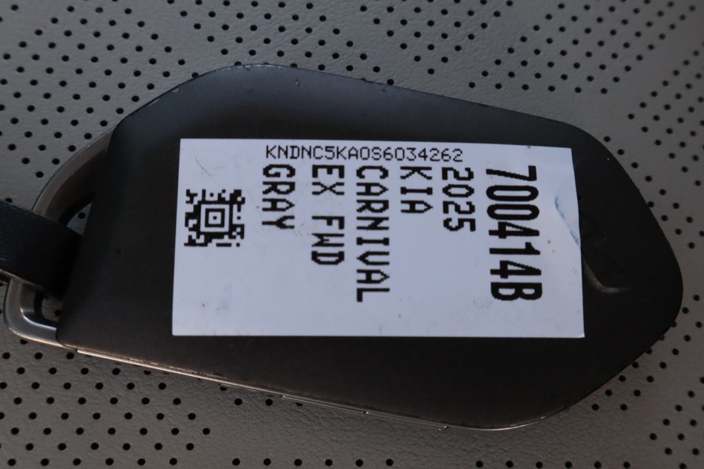 Used 2025 Kia Carnival EX FWD image 40