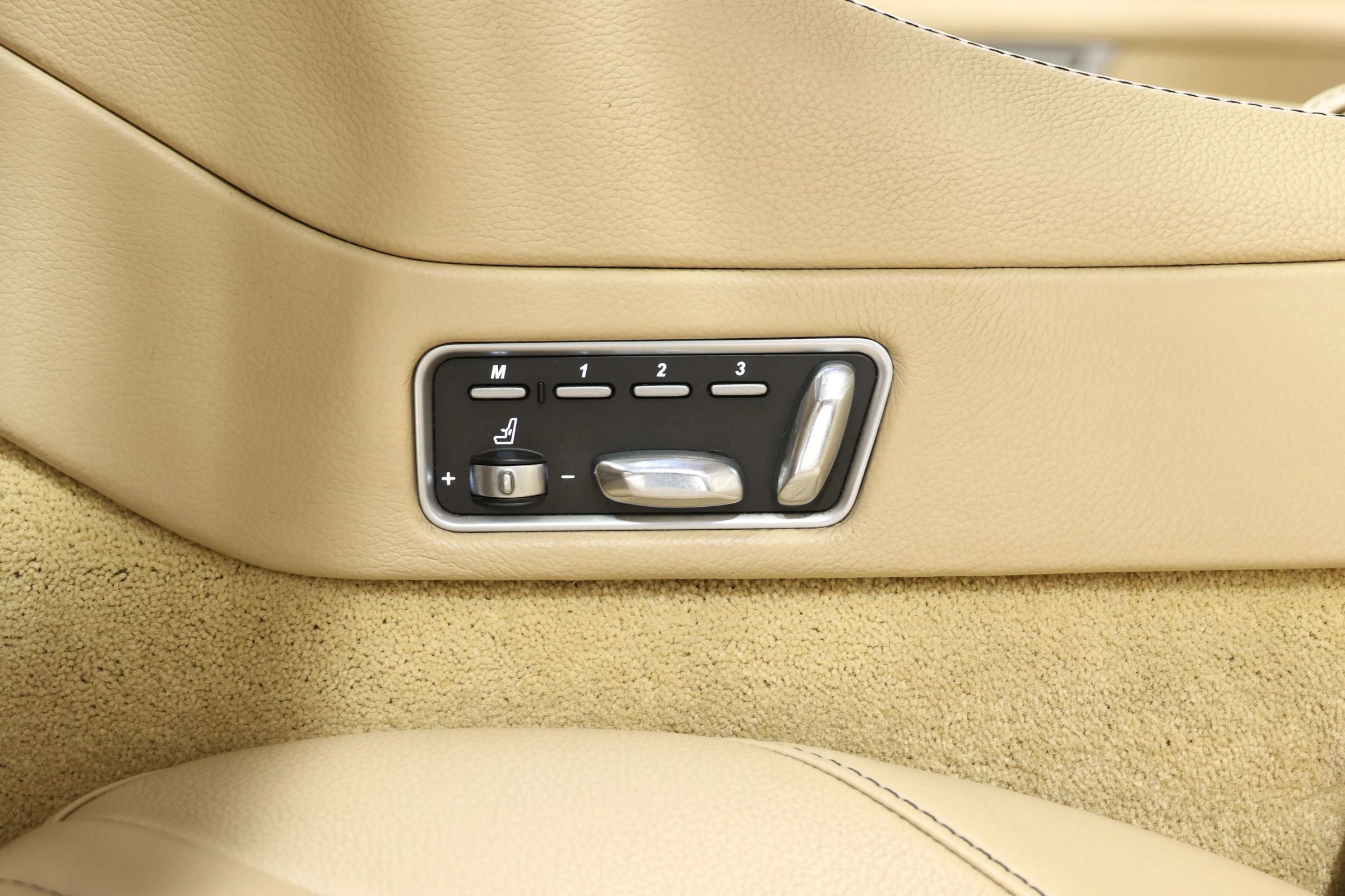 Used 2016 Aston Martin Vanquish Volante image 40