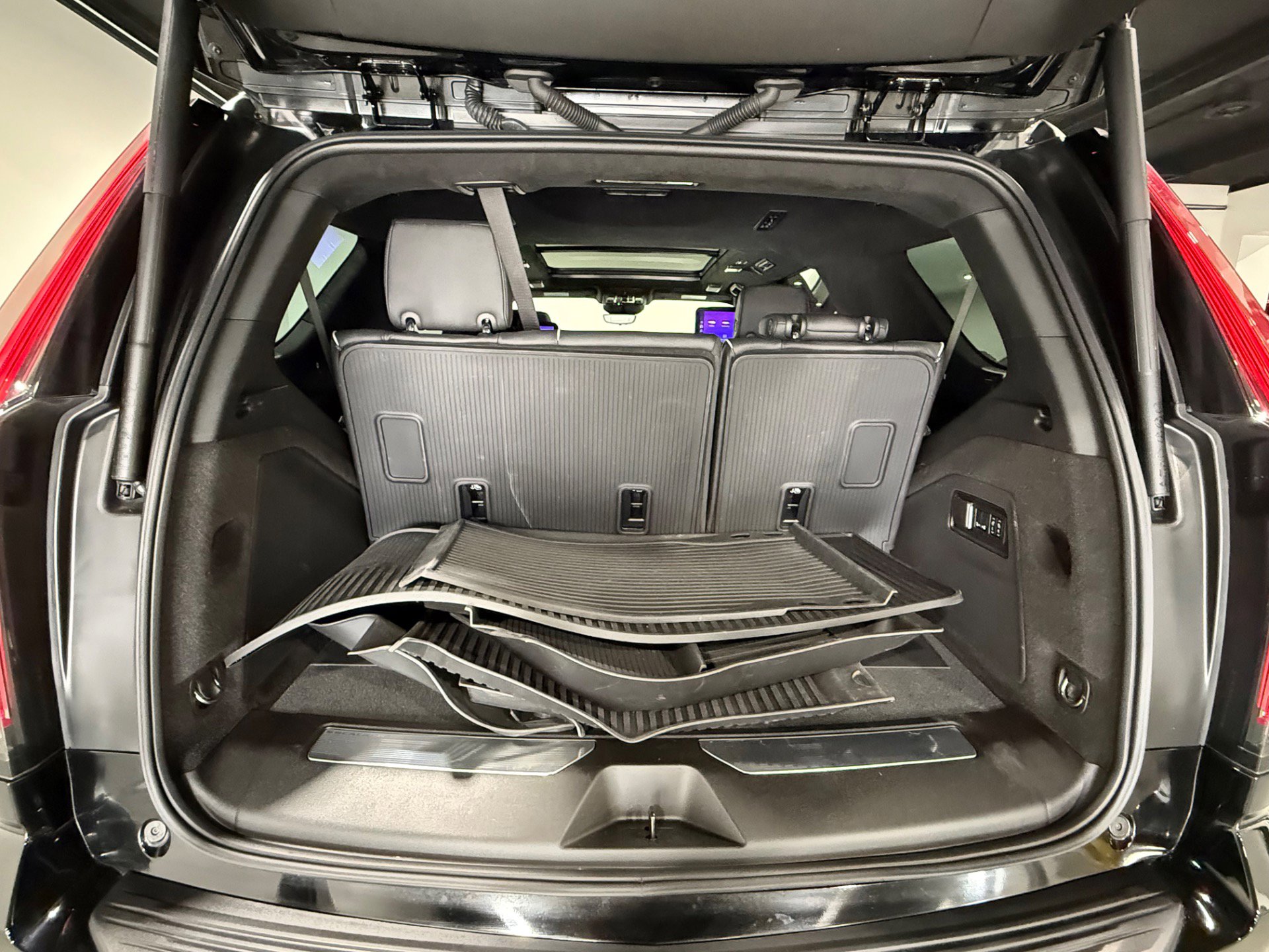 Used 2025 Cadillac Escalade Sport Platinum w/ LPO, ONYX Package image 18