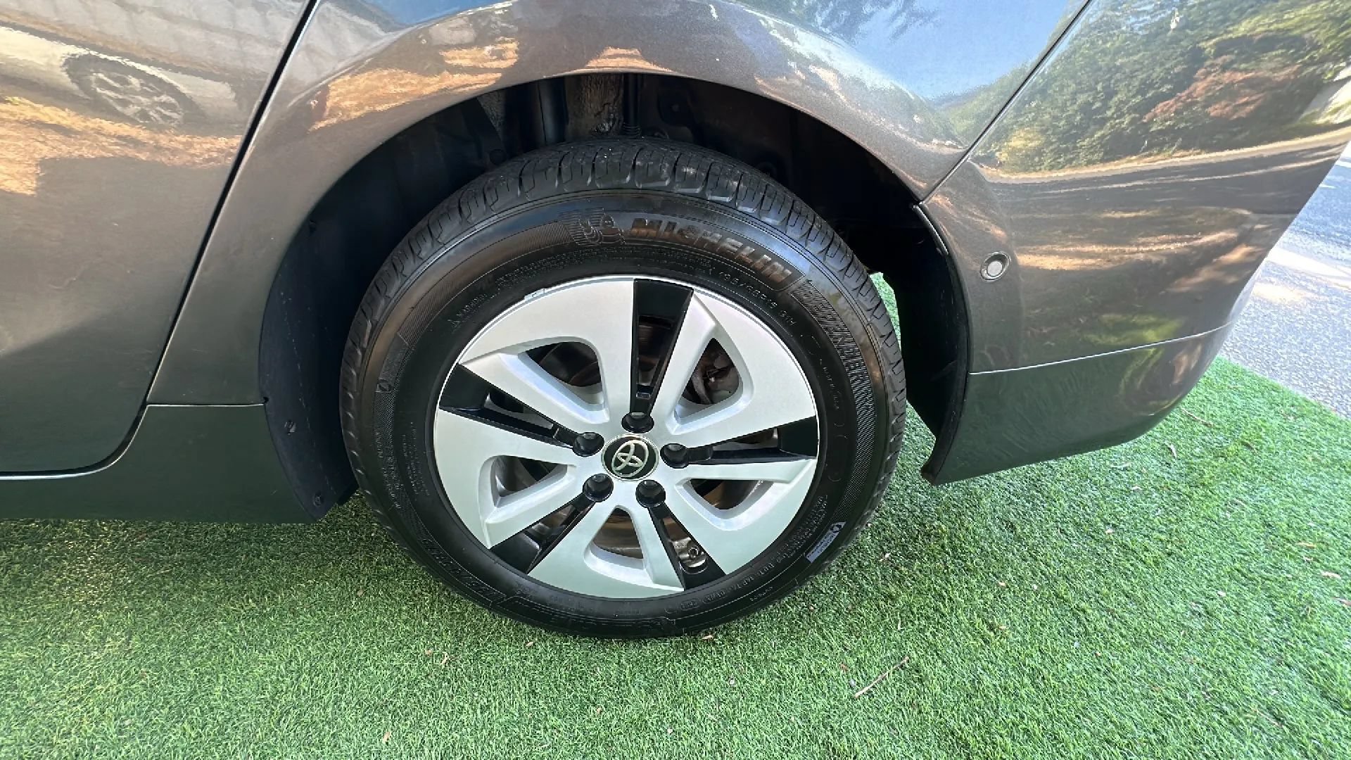 Used 2017 Toyota Prius Four w/ Advanced Technology Package FWD image 48