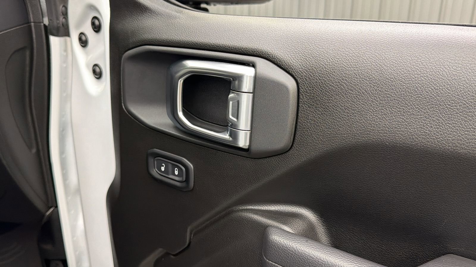 Used 2025 Jeep Wrangler Rubicon w/ Convenience Group image 40