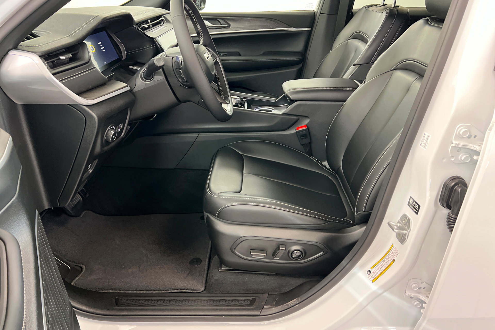 New 2026 Jeep Grand Cherokee Limited w/ Limited Altitude Package AWD/4WD image 17