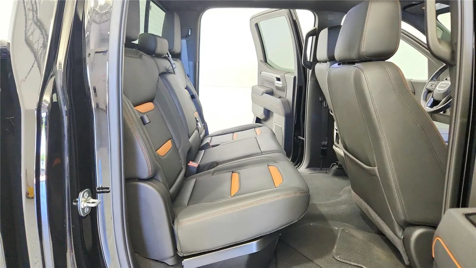 Used 2025 GMC Sierra 1500 AT4 w/ Technology Package AWD/4WD image 38