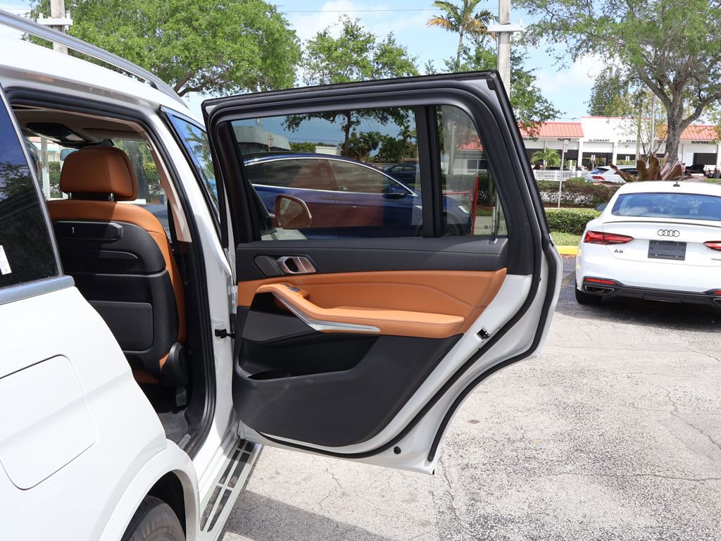 Used 2023 BMW X7 xDrive40i w/ Executive Package image 32