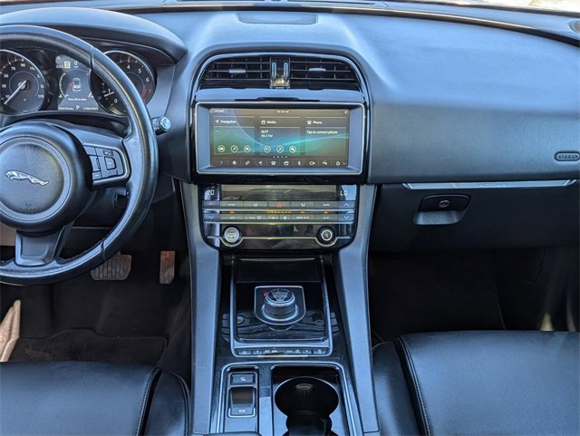 Used 2020 Jaguar F-PACE Premium image 21