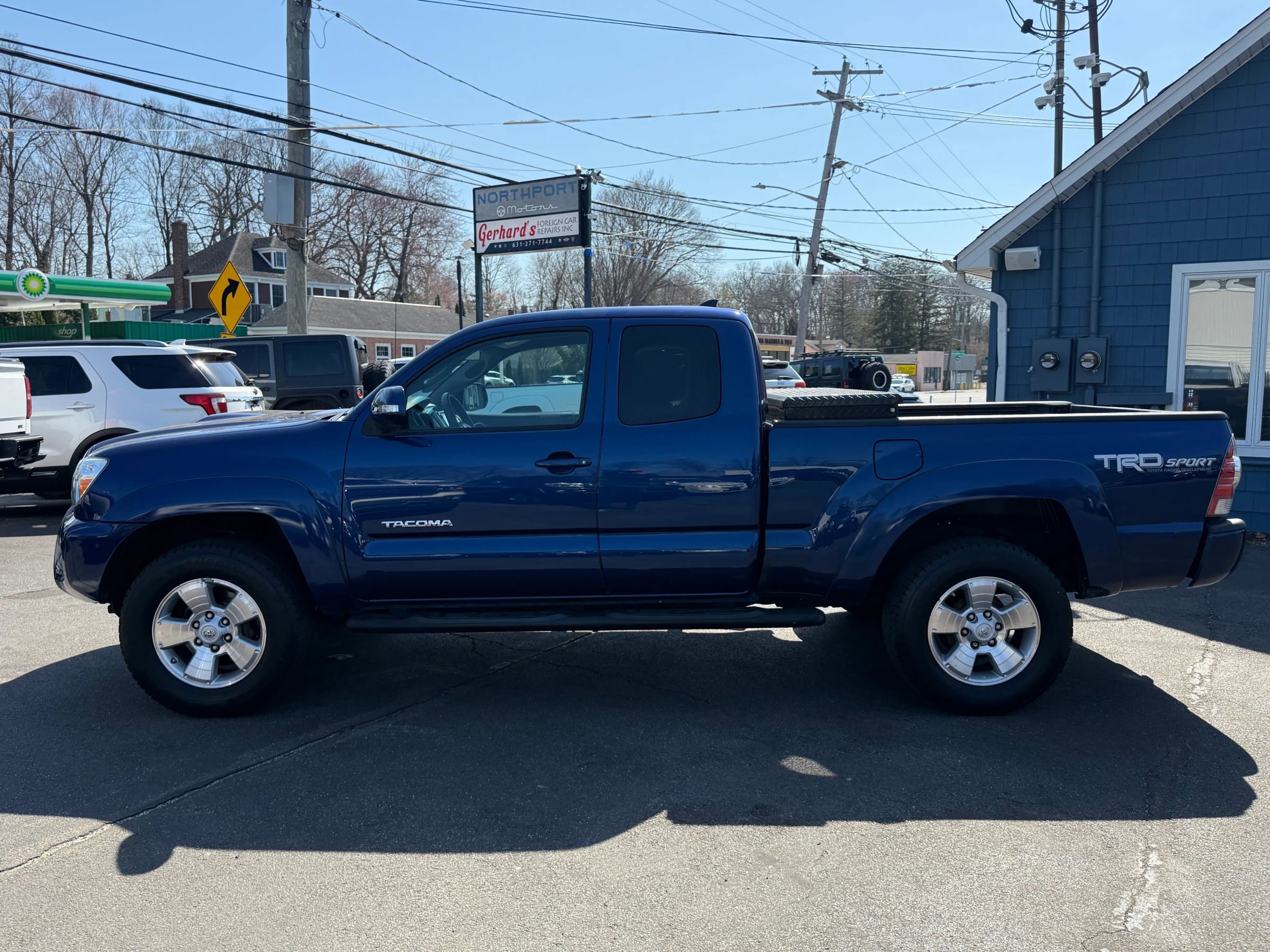 Used 2015 Toyota Tacoma 4x4 Access Cab V6 w/ TRD Sport Package image 3
