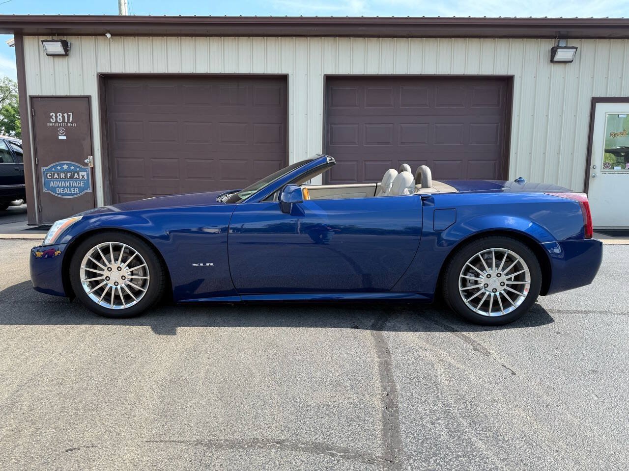 Used 2005 Cadillac XLR RWD image 2