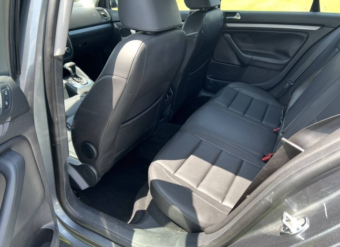 Used 2010 Volkswagen Jetta SE FWD image 12