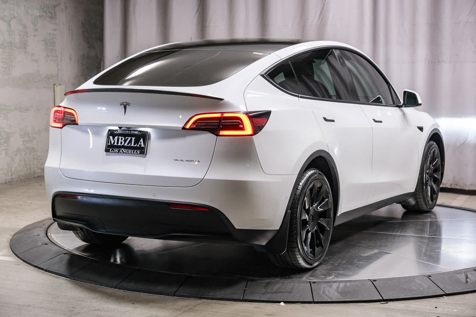 Used 2022 Tesla Model Y Long Range AWD/4WD image 4