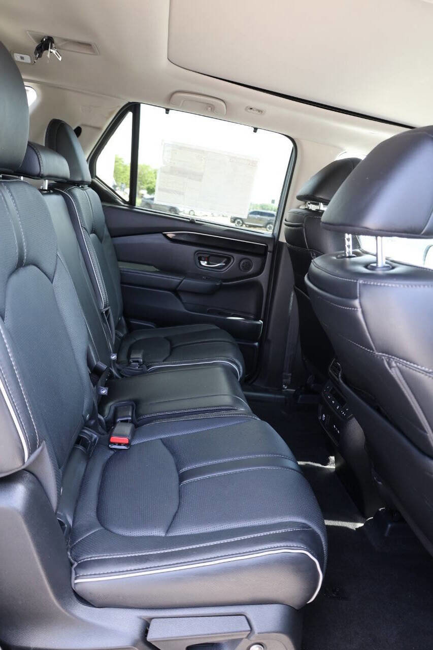 Used 2025 Honda Pilot Elite image 16