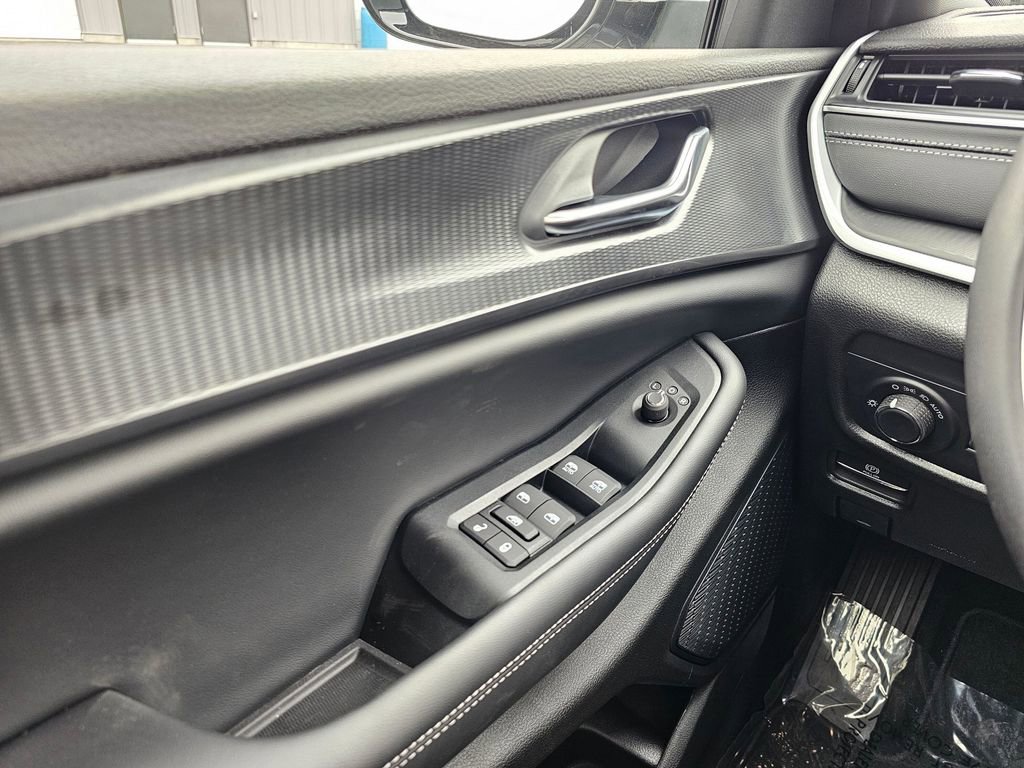 New 2025 Jeep Grand Cherokee L Altitude AWD/4WD image 28