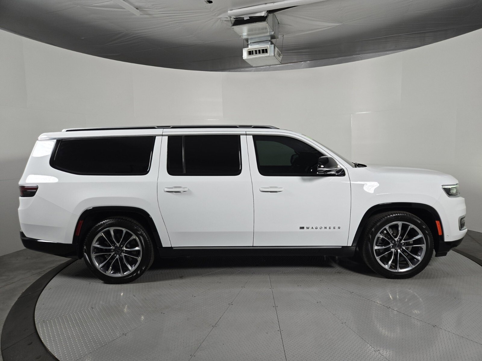 Used 2024 Jeep Wagoneer L Series III w/ Premium Group I image 3