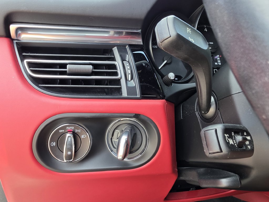 Certified 2024 Porsche Macan Turbo AWD/4WD image 23