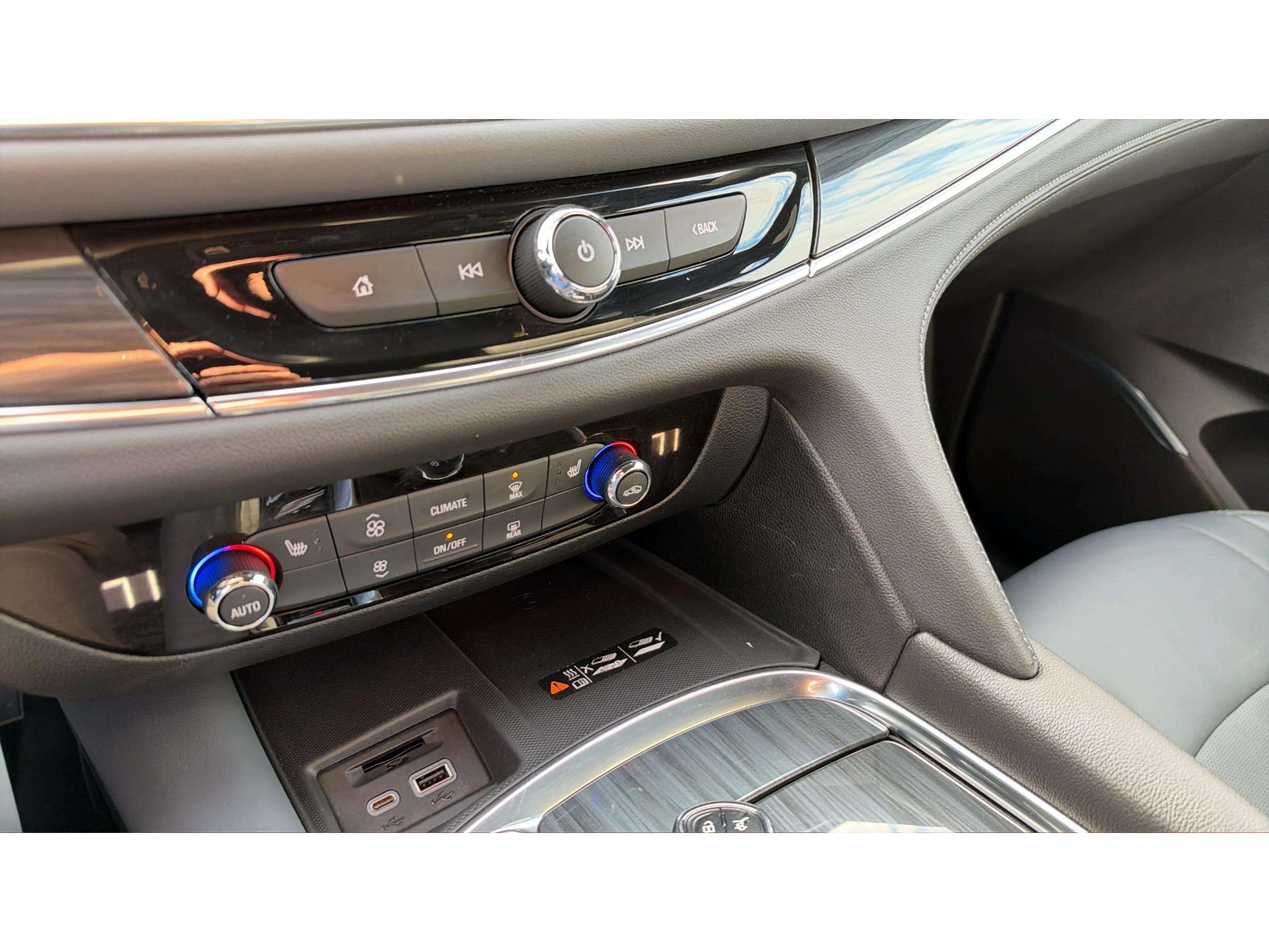 Used 2023 Buick Enclave Essence AWD/4WD image 23