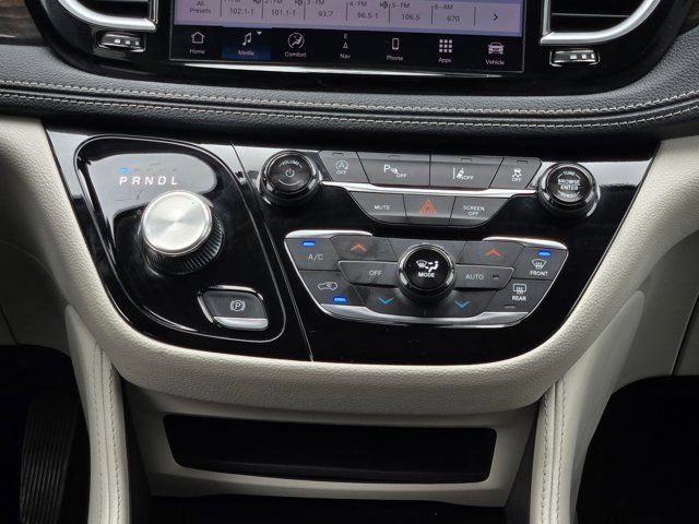 Used 2024 Chrysler Pacifica Limited FWD image 17