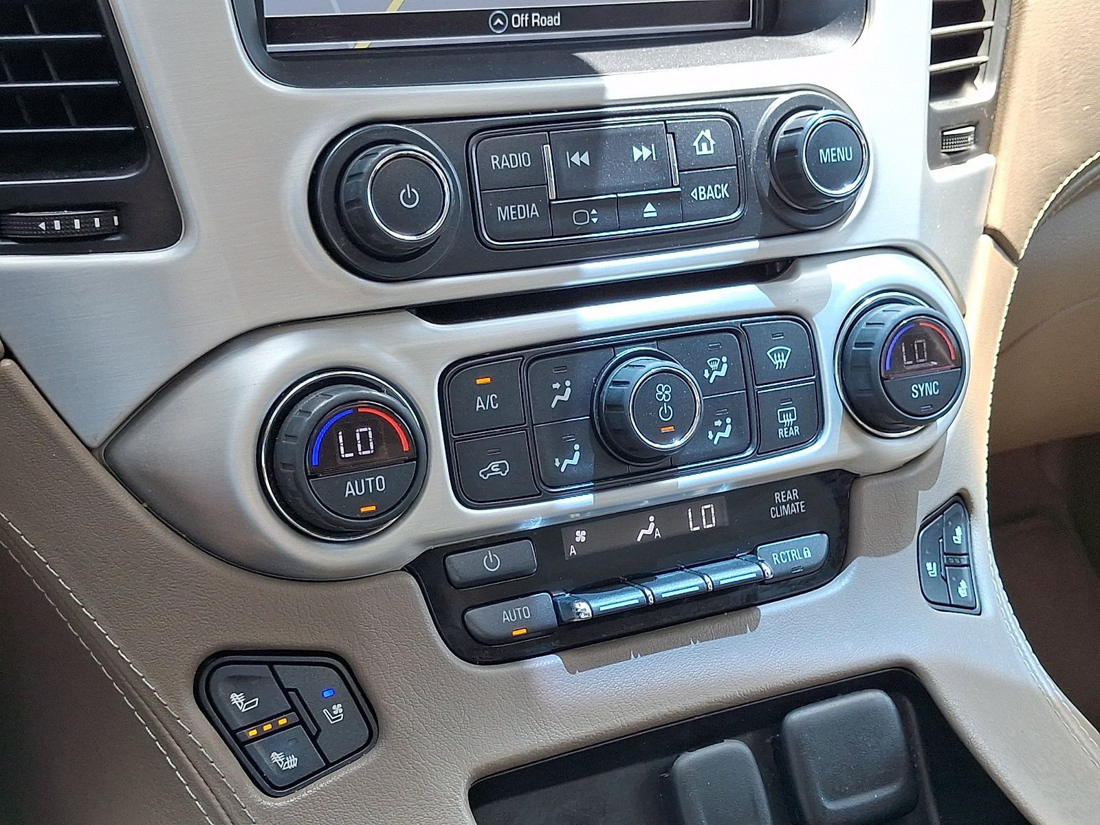 Used 2017 GMC Yukon SLT w/ Premium Edition AWD/4WD image 19