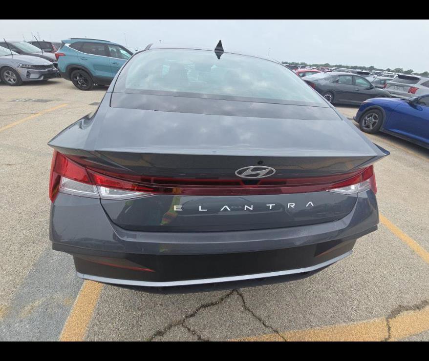 Used 2025 Hyundai Elantra SE FWD image 10