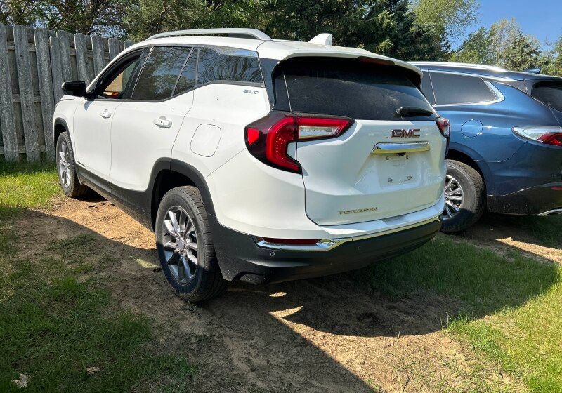 Used 2023 GMC Terrain SLT w/ LPO, Floor Liner Package FWD image 3