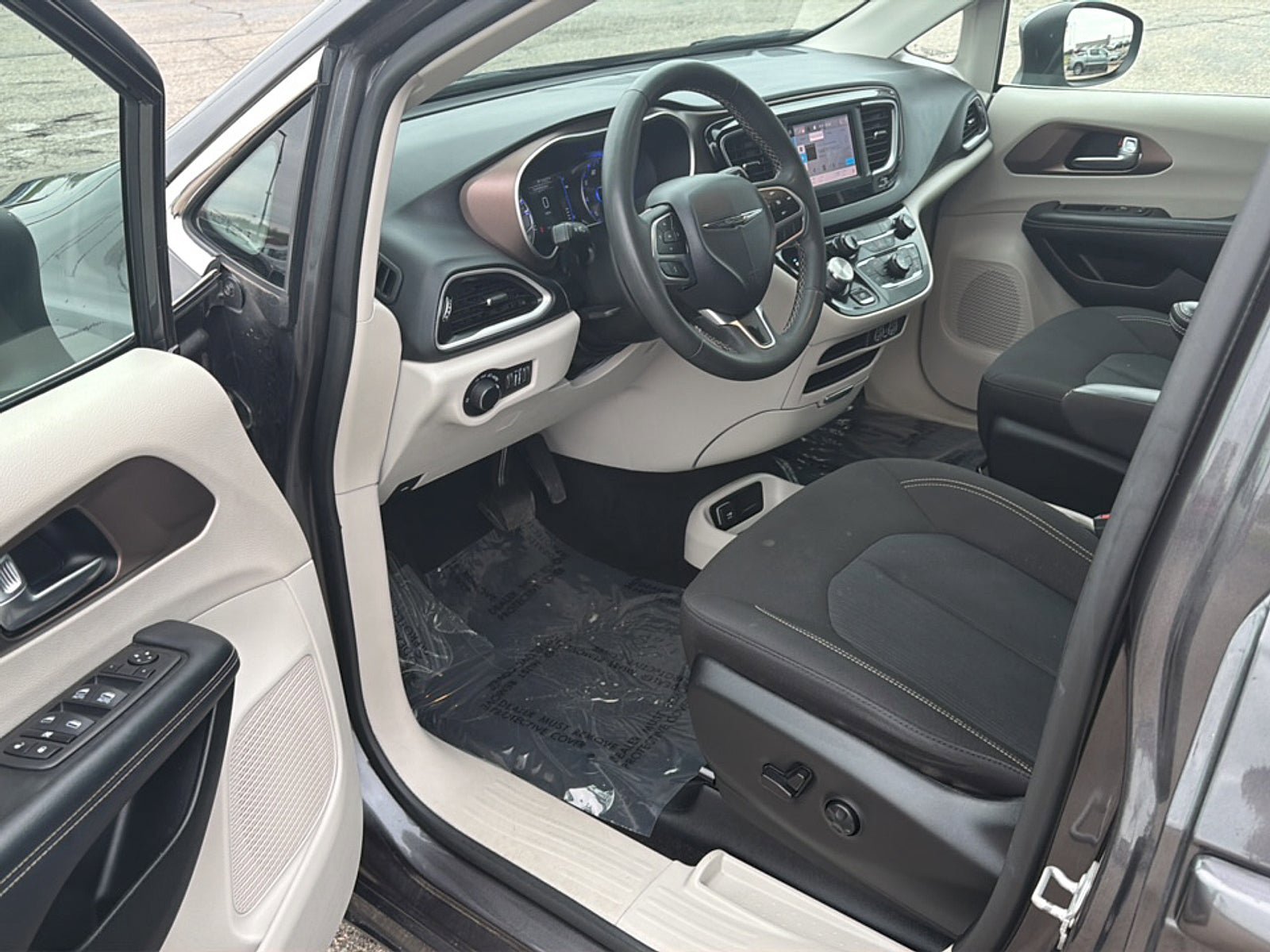 Used 2023 Chrysler Voyager LX FWD image 8