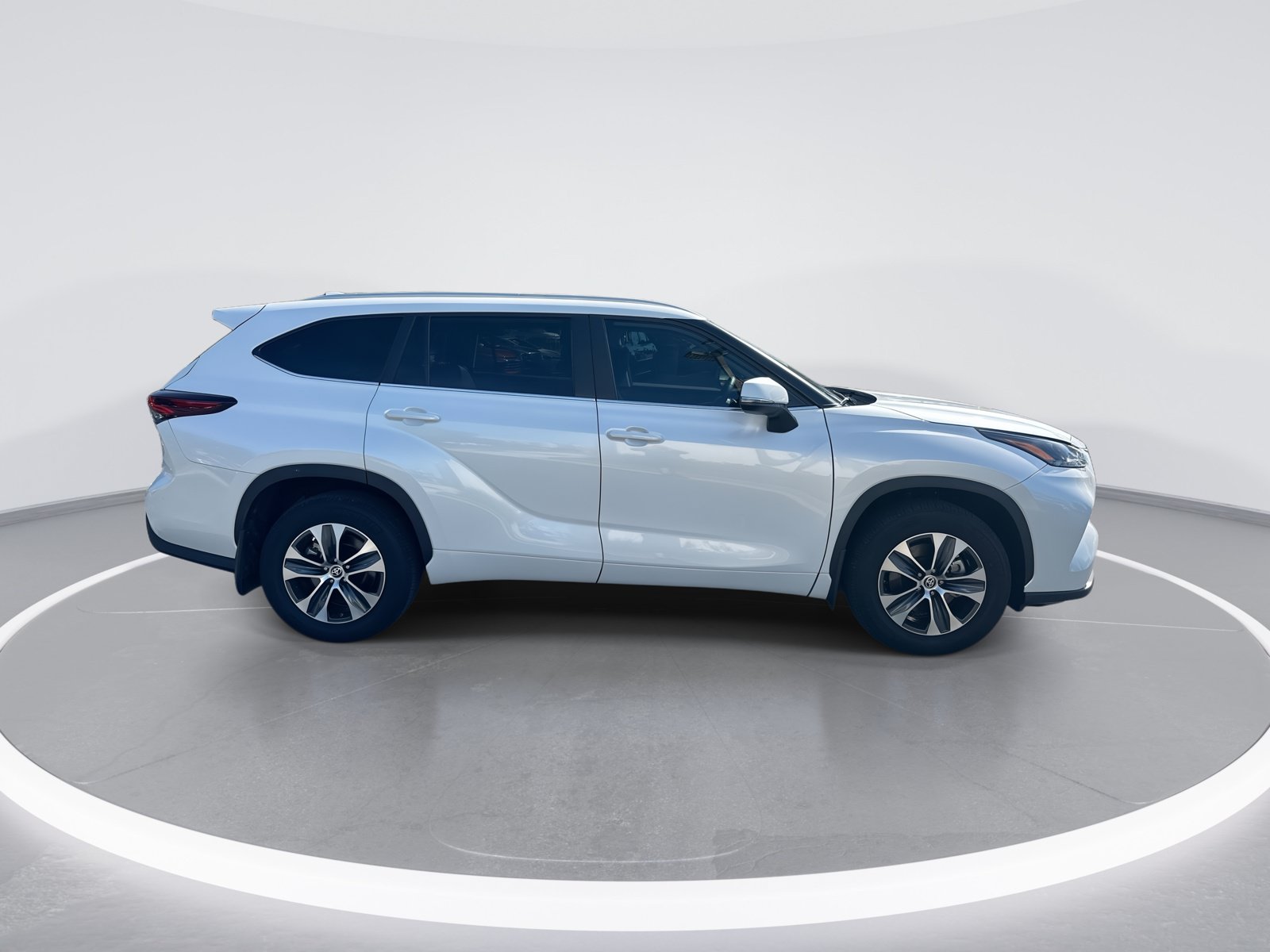 Used 2025 Toyota Highlander XLE FWD image 10