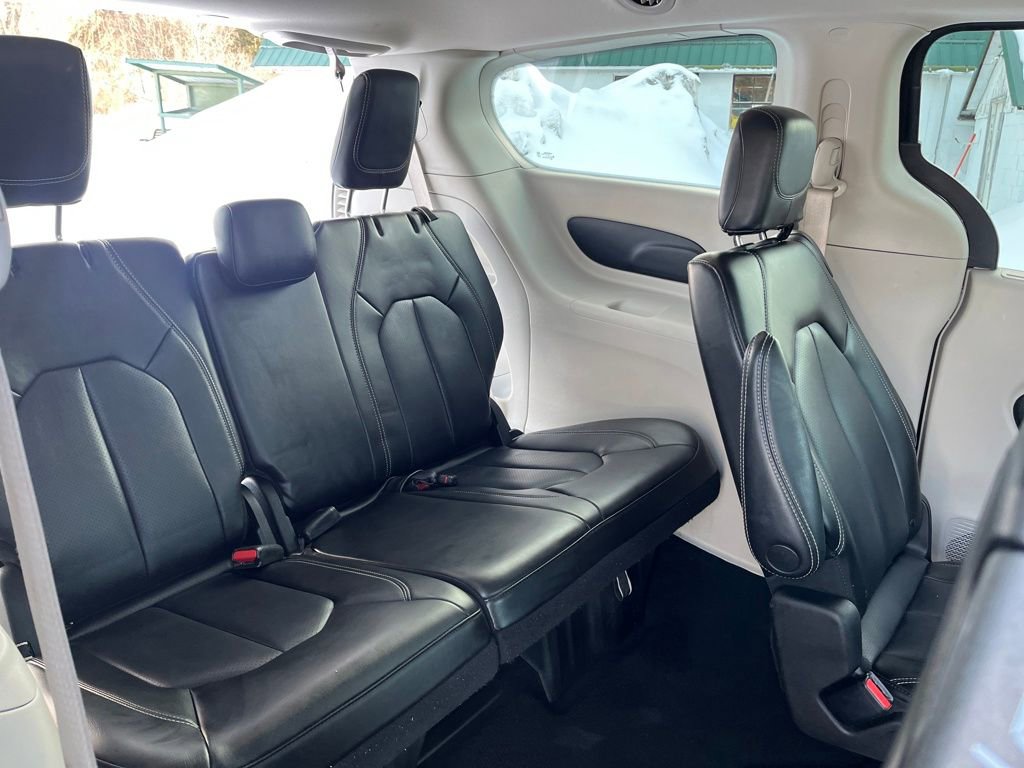 Used 2023 Chrysler Pacifica Touring-L image 36