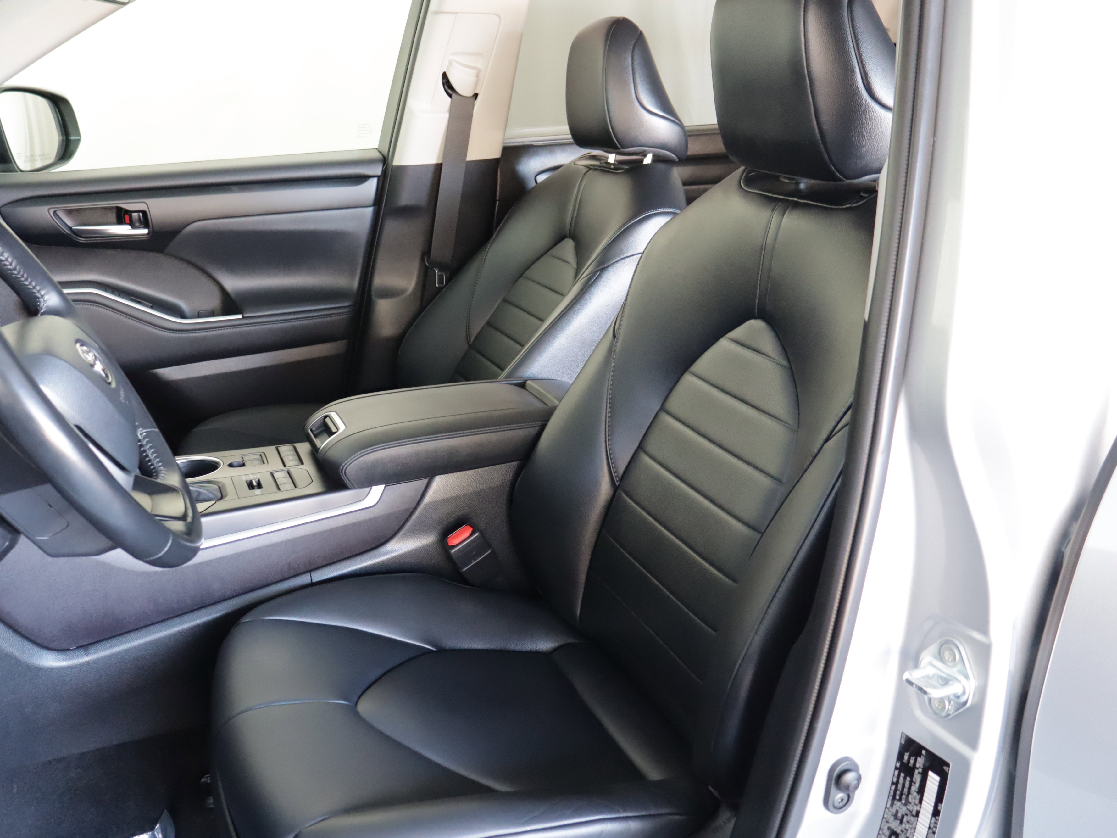 Used 2022 Toyota Highlander XLE image 8