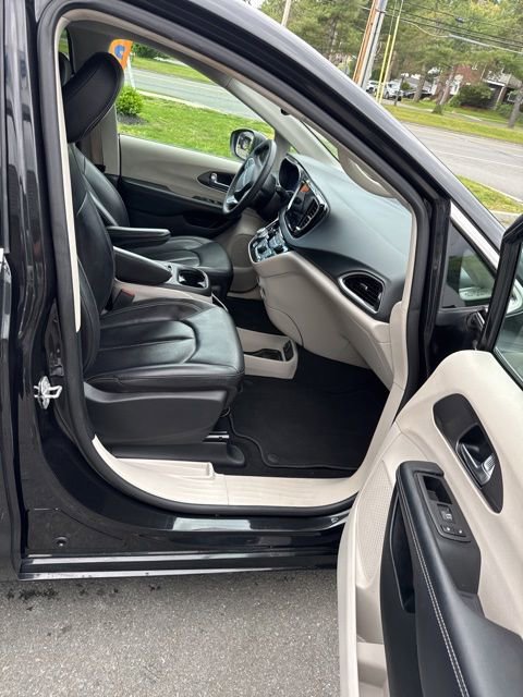 Used 2023 Chrysler Pacifica Touring-L FWD image 18
