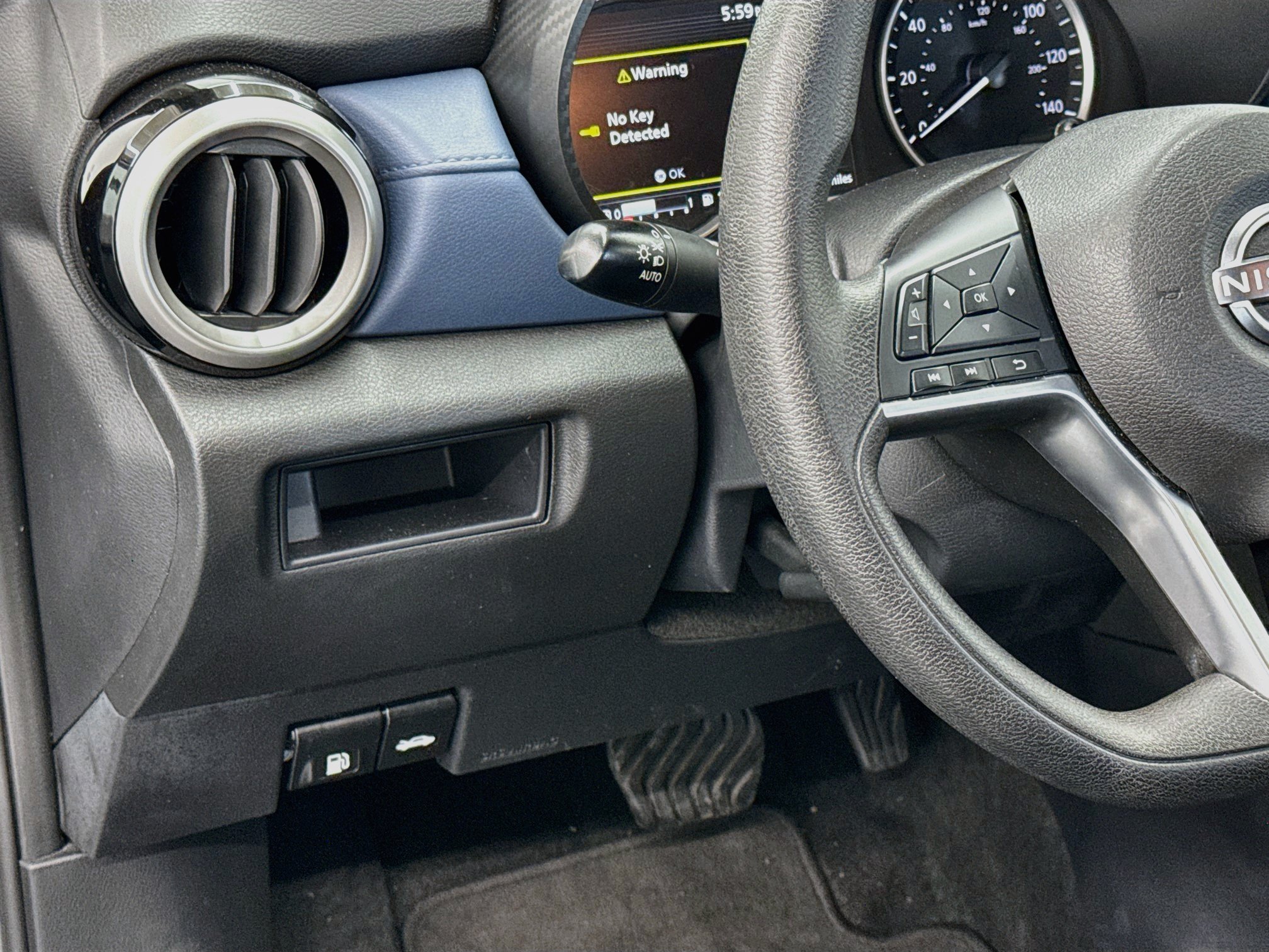 Used 2025 Nissan Versa SV FWD image 17