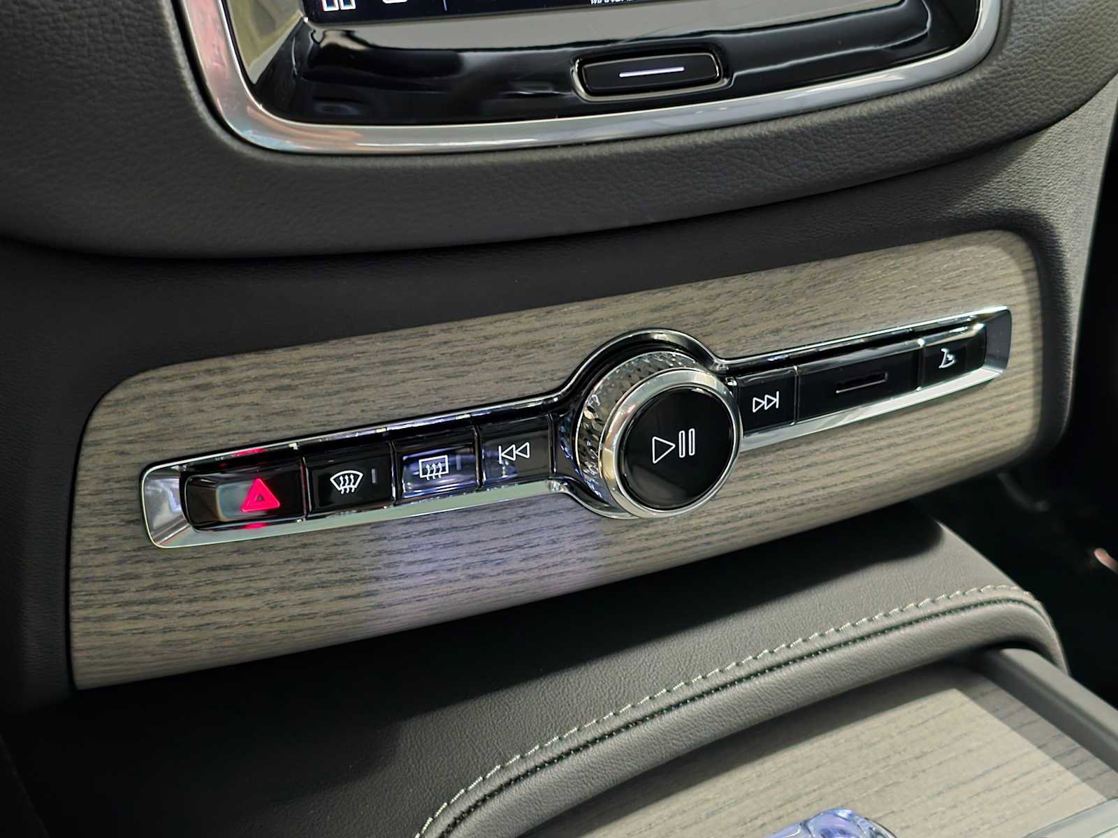 Used 2025 Volvo XC90 B6 Ultra w/ Protection Package Premier image 15