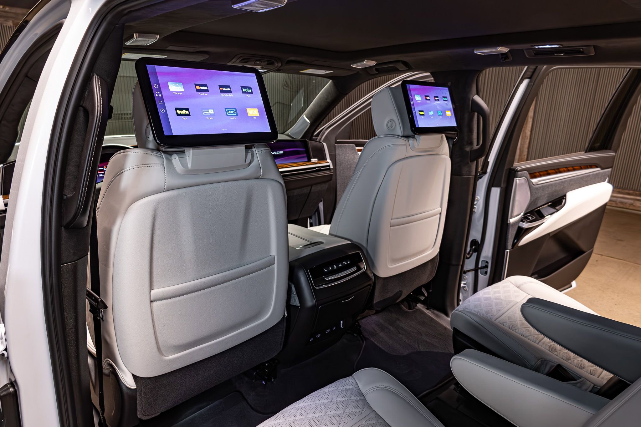 Used 2026 Cadillac Escalade ESV Platinum Sport w/ LPO, ONYX Package AWD/4WD image 22