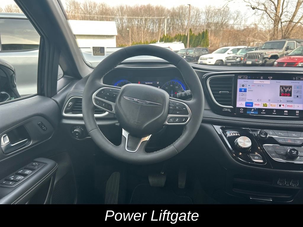 Used 2025 Chrysler Pacifica Select image 15