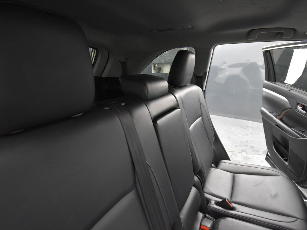 Used 2019 Toyota Highlander XLE image 19