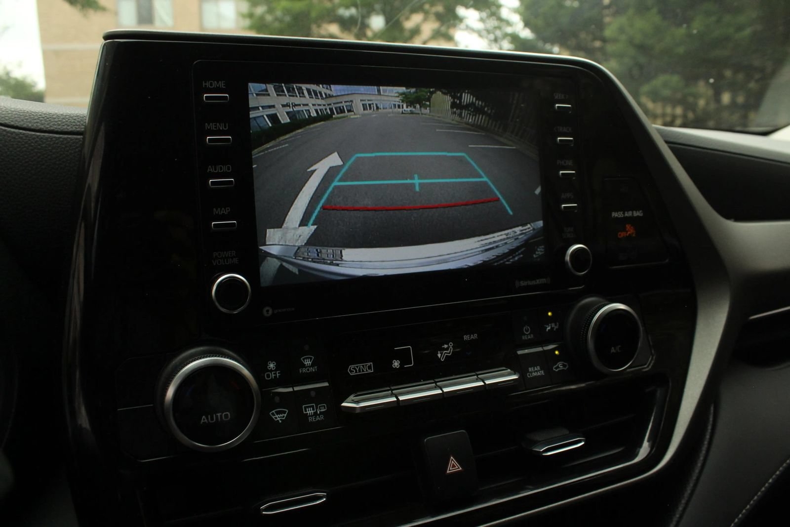 Used 2022 Toyota Highlander L AWD/4WD image 36