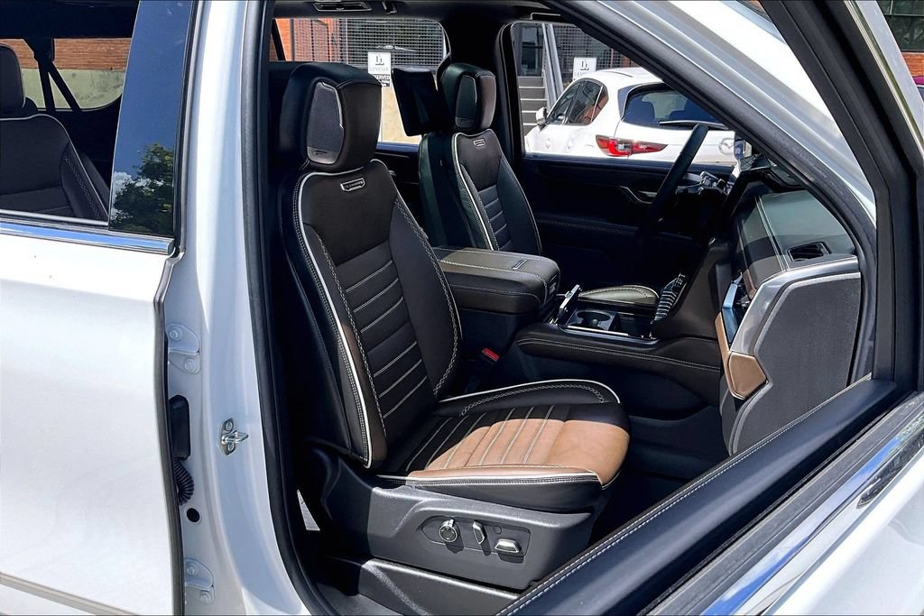 Used 2026 GMC Yukon XL Denali Ultimate w/ LPO, Floor Liner Package AWD/4WD image 10
