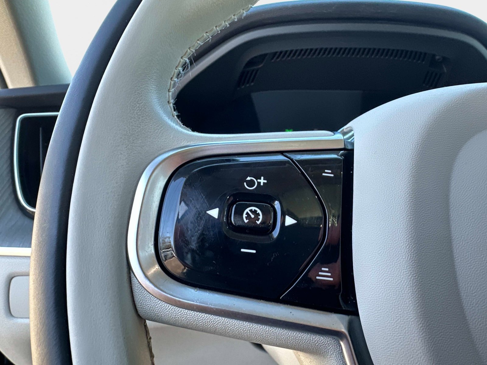 Certified 2023 Volvo XC60 B5 Plus w/ Climate Package image 27