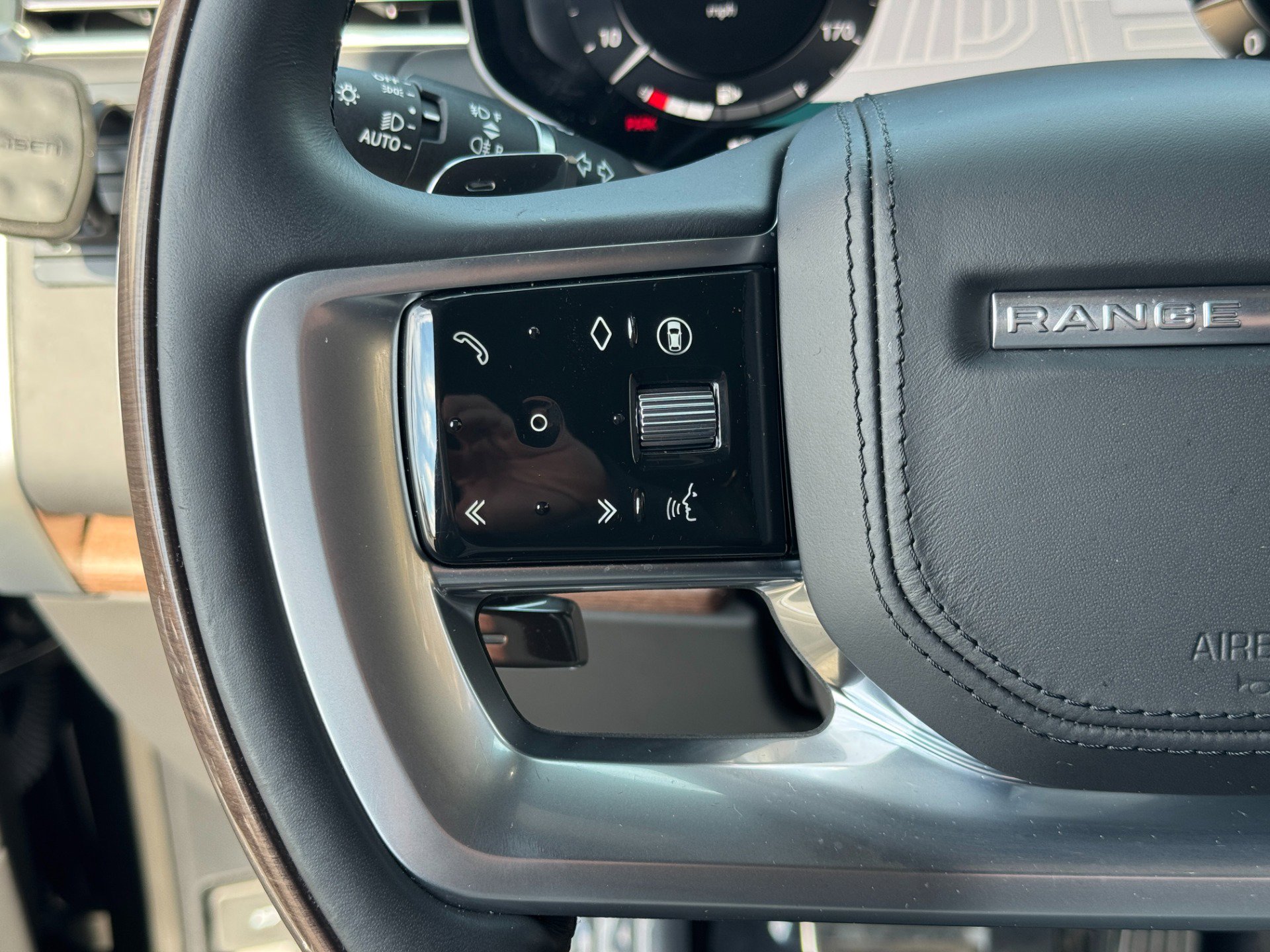 Used 2024 Land Rover Range Rover Long Wheelbase SE image 28