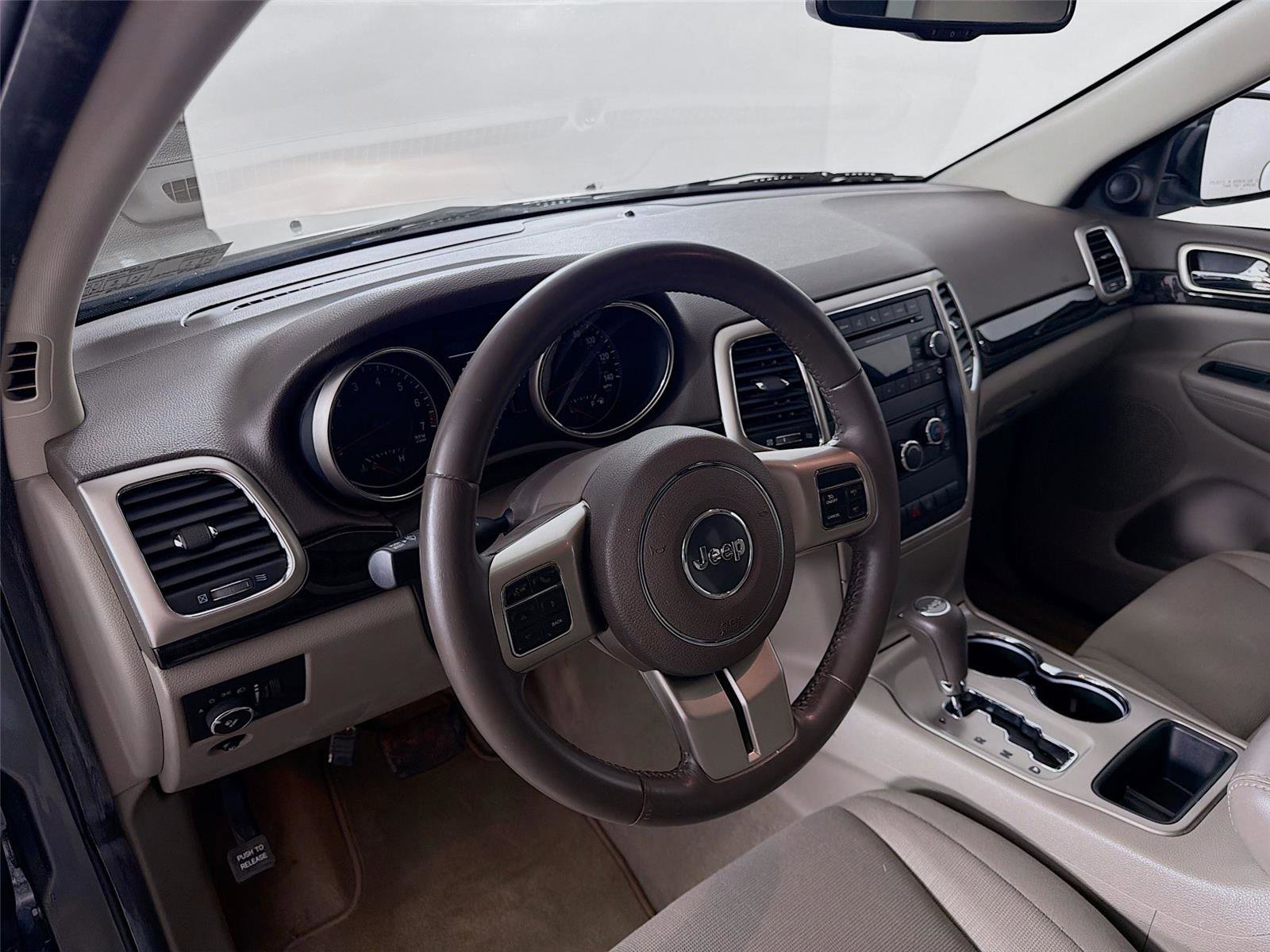 Used 2012 Jeep Grand Cherokee Laredo w/ Laredo E Group image 9