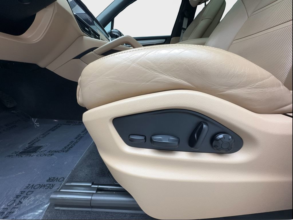 Used 2023 Porsche Cayenne Platinum Edition image 23