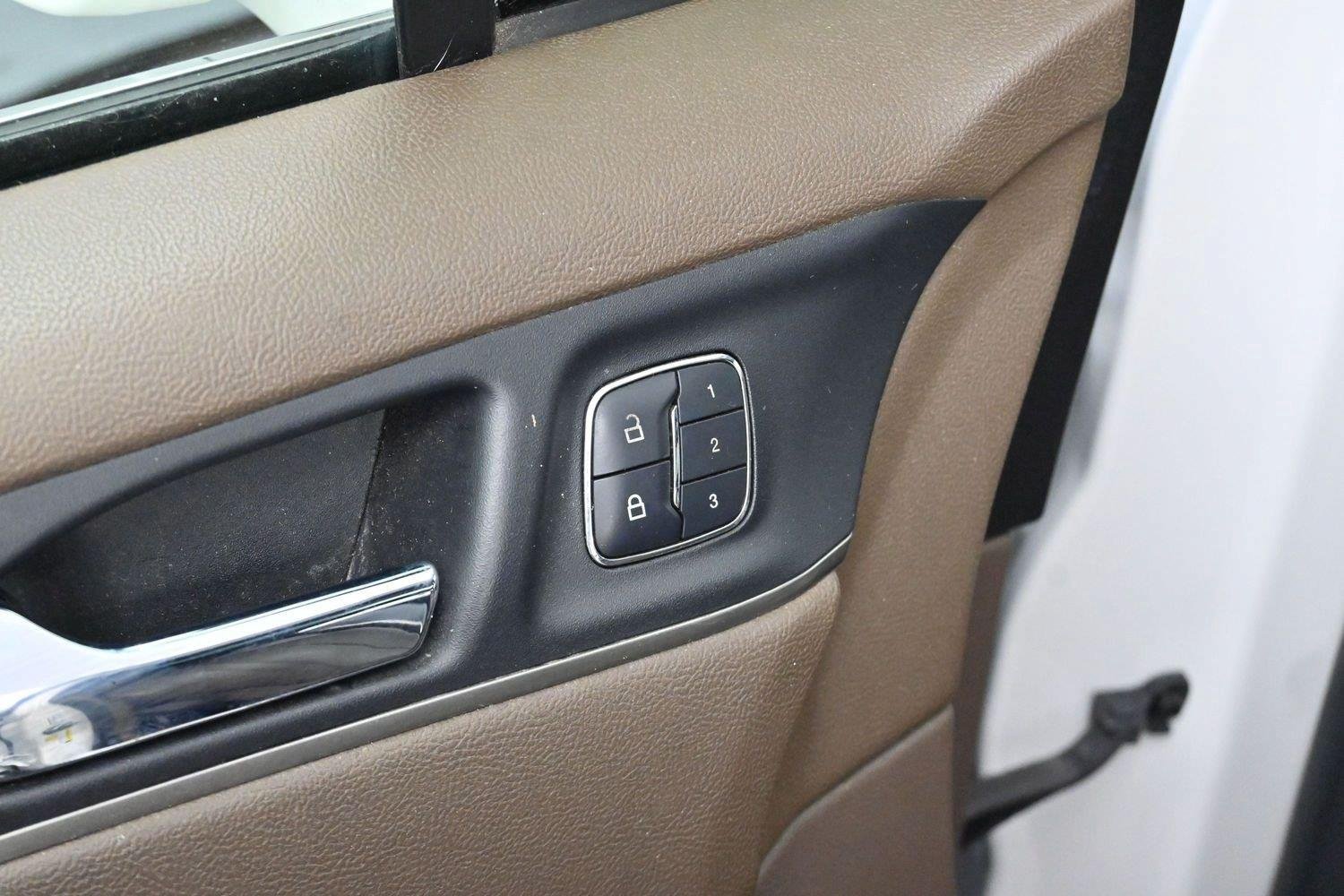 Used 2015 Lincoln MKC FWD w/ Equipment Group 102A Reserve image 10