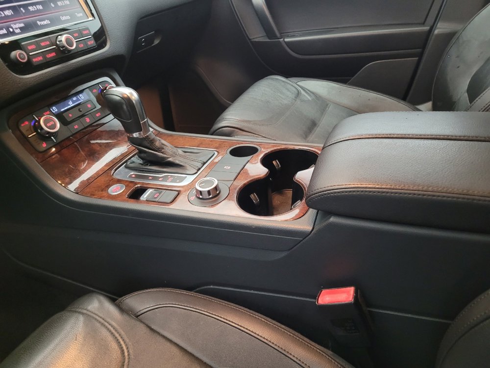 Used 2014 Volkswagen Touareg Lux image 26