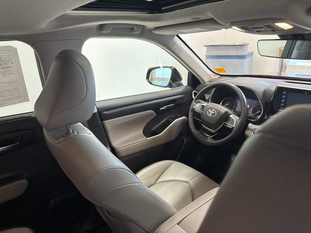 Used 2022 Toyota Highlander XLE image 28