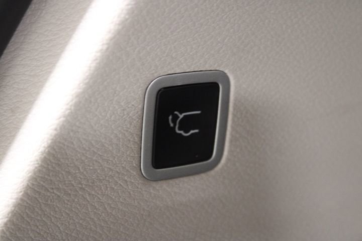 Used 2023 Chrysler Pacifica Touring-L image 16