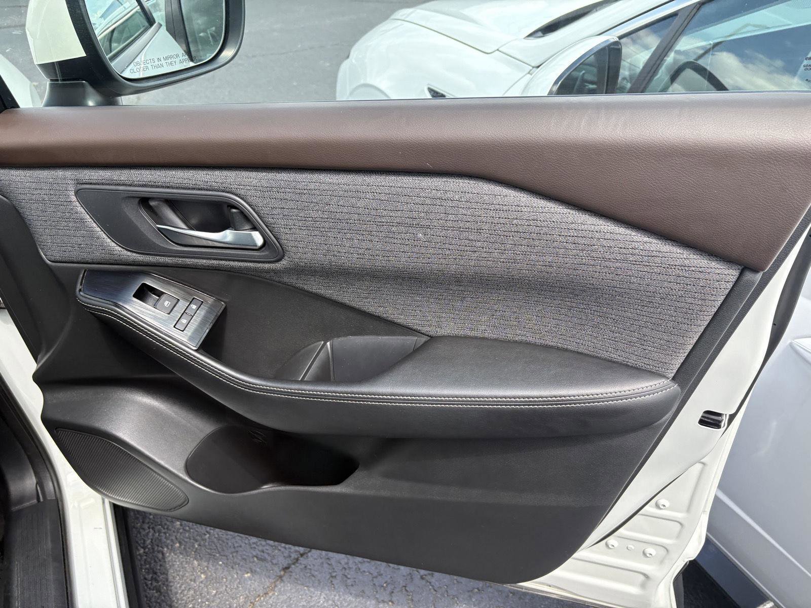 Used 2022 Nissan Rogue SV AWD/4WD image 16