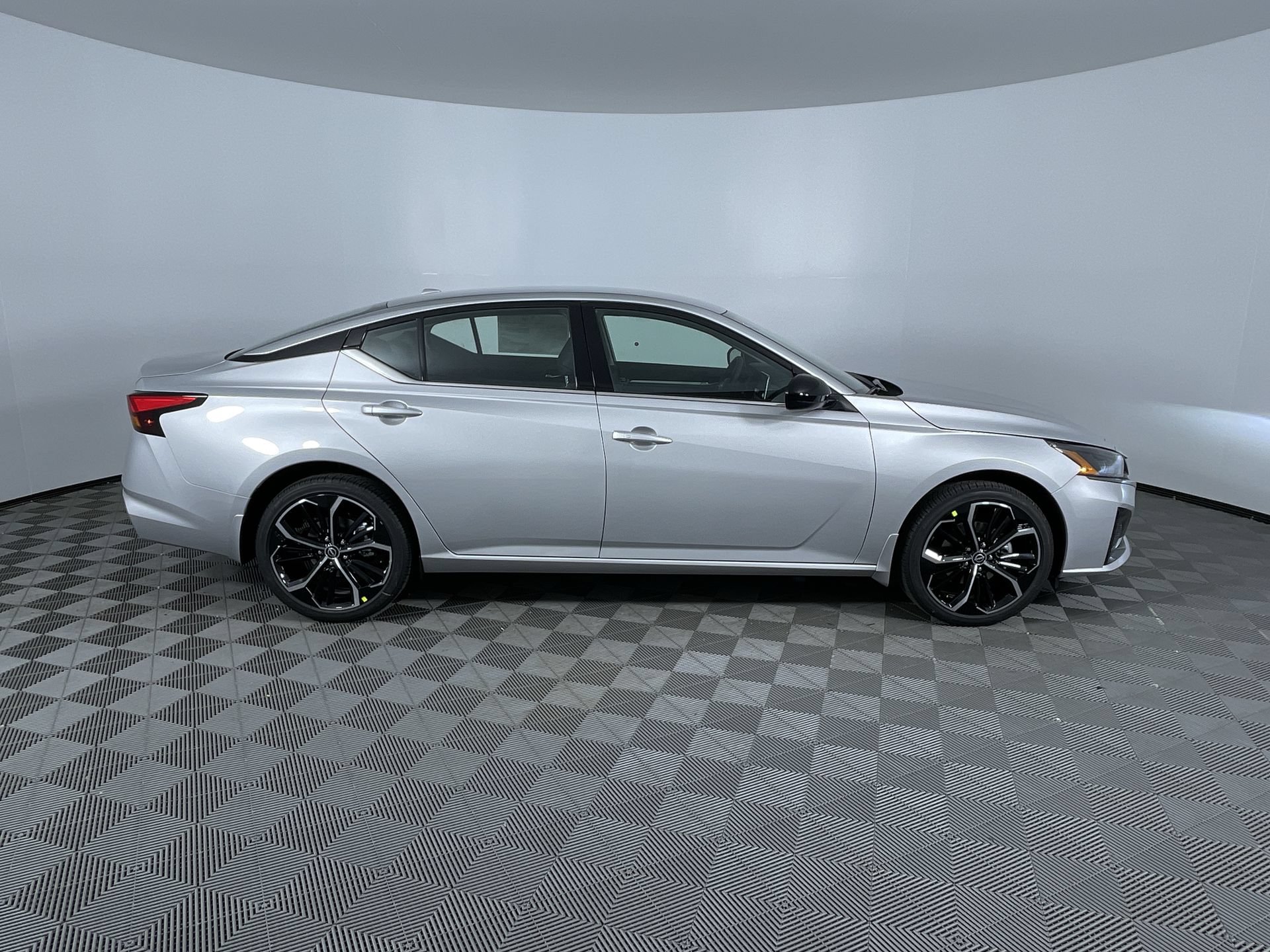 Certified 2025 Nissan Altima 2.5 SR AWD/4WD image 10