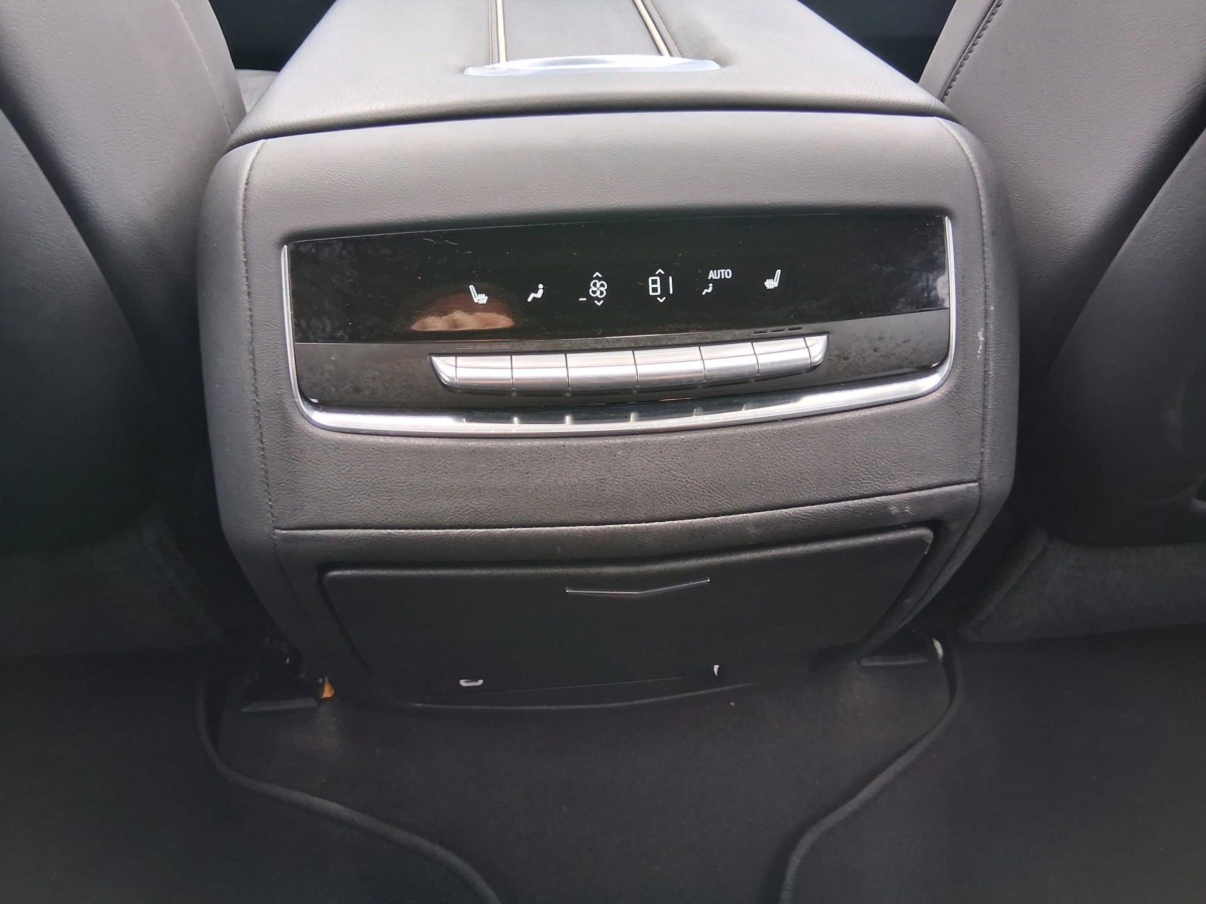 Used 2022 Cadillac Escalade ESV Premium Luxury w/ Performance Package image 17