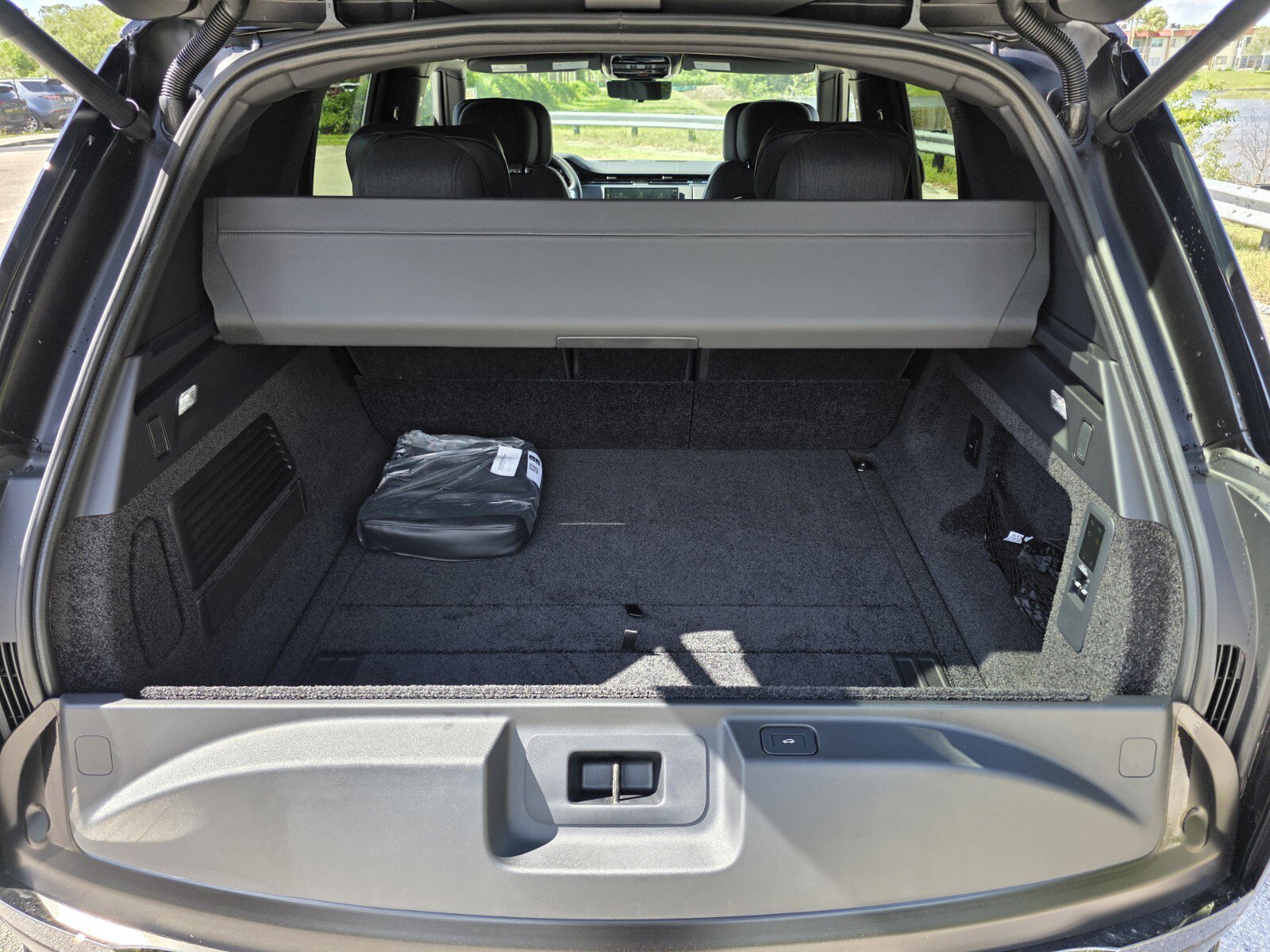 New 2026 Land Rover Range Rover SV AWD/4WD image 14