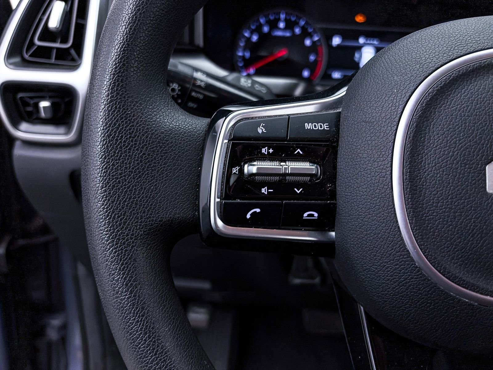 Used 2022 Kia Sorento LX image 27